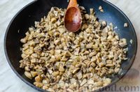 Фото приготовления рецепта: Блины с курицей и грибами, запечённые под сырно-сметанным соусом - шаг №13