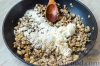 Фото приготовления рецепта: Блины с курицей и грибами, запечённые под сырно-сметанным соусом - шаг №14