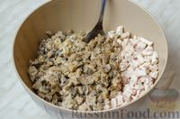 Фото приготовления рецепта: Блины с курицей и грибами, запечённые под сырно-сметанным соусом - шаг №16