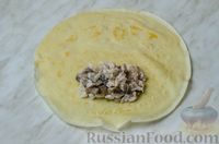 Фото приготовления рецепта: Блины с курицей и грибами, запечённые под сырно-сметанным соусом - шаг №17