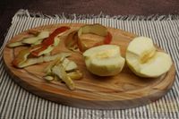 Фото приготовления рецепта: Слоёные рулетики с джемом, яблоками и корицей - шаг №2