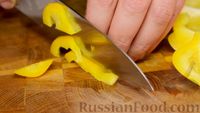 Фото приготовления рецепта: Горбуша с овощами в духовке - шаг №2