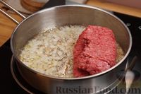 Фото приготовления рецепта: Макароны с фаршем и грибами в томатном соусе - шаг №3