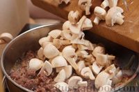 Фото приготовления рецепта: Свиные котлеты с грибами, тушенные в томатном соусе - шаг №5