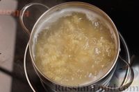 Фото приготовления рецепта: Макароны с фаршем и грибами в томатном соусе - шаг №6