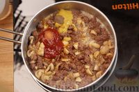 Фото приготовления рецепта: Макароны с фаршем и грибами в томатном соусе - шаг №10