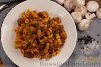 Фото приготовления рецепта: Макароны с фаршем и грибами в томатном соусе - шаг №17