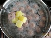 Фото приготовления рецепта: Суп с фрикадельками и консервированной фасолью - шаг №4