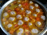 Фото приготовления рецепта: Суп с фрикадельками и консервированной фасолью - шаг №9