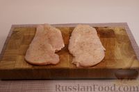 Фото приготовления рецепта: Отбивные из куриного филе в кляре с соевым соусом и сметаной - шаг №2