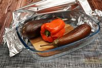 Фото приготовления рецепта: Баклажановые зразы с запечённым перцем и чили - шаг №3