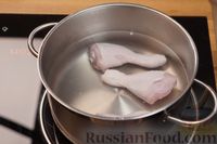 Фото приготовления рецепта: Куриный суп с сырными клёцками и зелёным горошком - шаг №2