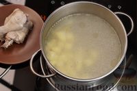 Фото приготовления рецепта: Куриный суп с сырными клёцками и зелёным горошком - шаг №5