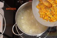 Фото приготовления рецепта: Куриный суп с сырными клёцками и зелёным горошком - шаг №7