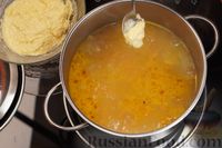 Фото приготовления рецепта: Куриный суп с сырными клёцками и зелёным горошком - шаг №14