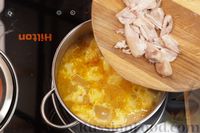 Фото приготовления рецепта: Куриный суп с сырными клёцками и зелёным горошком - шаг №17