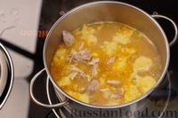 Фото приготовления рецепта: Куриный суп с сырными клёцками и зелёным горошком - шаг №18