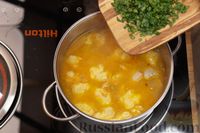 Фото приготовления рецепта: Куриный суп с сырными клёцками и зелёным горошком - шаг №20