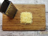 Фото приготовления рецепта: Рулет из слоёного теста с ветчиной, грибами, яйцами и сыром - шаг №7