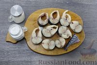 Фото приготовления рецепта: Скумбрия, тушенная с овощами и сметаной - шаг №2