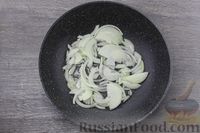 Фото приготовления рецепта: Скумбрия, тушенная с овощами и сметаной - шаг №3