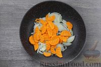 Фото приготовления рецепта: Скумбрия, тушенная с овощами и сметаной - шаг №4