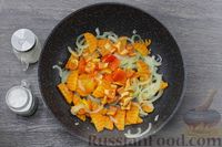 Фото приготовления рецепта: Скумбрия, тушенная с овощами и сметаной - шаг №5