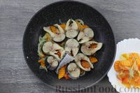 Фото приготовления рецепта: Скумбрия, тушенная с овощами и сметаной - шаг №6