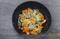 Фото приготовления рецепта: Скумбрия, тушенная с овощами и сметаной - шаг №7