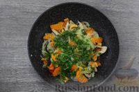 Фото приготовления рецепта: Скумбрия, тушенная с овощами и сметаной - шаг №8