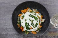 Фото приготовления рецепта: Скумбрия, тушенная с овощами и сметаной - шаг №9
