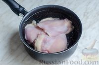 Фото приготовления рецепта: Слоёный салат с курицей, овощами и яйцами - шаг №2