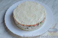Фото приготовления рецепта: Слоёный салат с курицей, овощами и яйцами - шаг №18