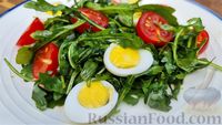 Фото к рецепту: Салат с руколой, помидорами черри, перепелиными яйцами и бальзамическим уксусом