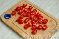 Фото приготовления рецепта: Салат с тунцом, фетой и помидорами - шаг №2