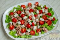 Фото приготовления рецепта: Салат с тунцом, фетой и помидорами - шаг №8