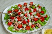 Фото приготовления рецепта: Салат с тунцом, фетой и помидорами - шаг №9