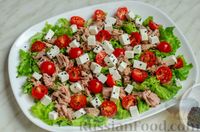 Фото приготовления рецепта: Салат с тунцом, фетой и помидорами - шаг №10