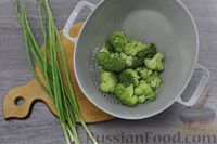 Фото приготовления рецепта: Белковый омлет с брокколи и сыром - шаг №2