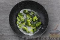 Фото приготовления рецепта: Белковый омлет с брокколи и сыром - шаг №7