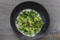 Фото приготовления рецепта: Белковый омлет с брокколи и сыром - шаг №8