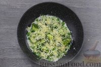 Фото приготовления рецепта: Белковый омлет с брокколи и сыром - шаг №9