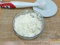 Фото приготовления рецепта: Домашний плавленый сыр из творога, с шампиньонами - шаг №5