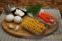 Фото приготовления рецепта: Салат с крабовыми палочками, кукурузой и яичными блинчиками - шаг №1
