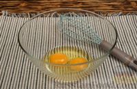 Фото приготовления рецепта: Салат с крабовыми палочками, кукурузой и яичными блинчиками - шаг №4