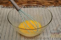 Фото приготовления рецепта: Салат с крабовыми палочками, кукурузой и яичными блинчиками - шаг №5