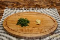 Фото приготовления рецепта: Салат с крабовыми палочками, кукурузой и яичными блинчиками - шаг №3