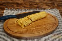 Фото приготовления рецепта: Салат с крабовыми палочками, кукурузой и яичными блинчиками - шаг №8