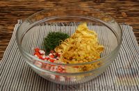 Фото приготовления рецепта: Салат с крабовыми палочками, кукурузой и яичными блинчиками - шаг №9