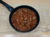 Фото приготовления рецепта: Говяжья печень с луком в томатном соусе - шаг №10